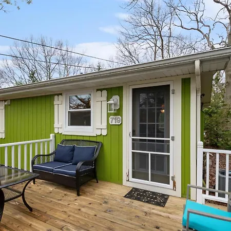 Cozy Cottages Green Cottage Hot Tub-Town